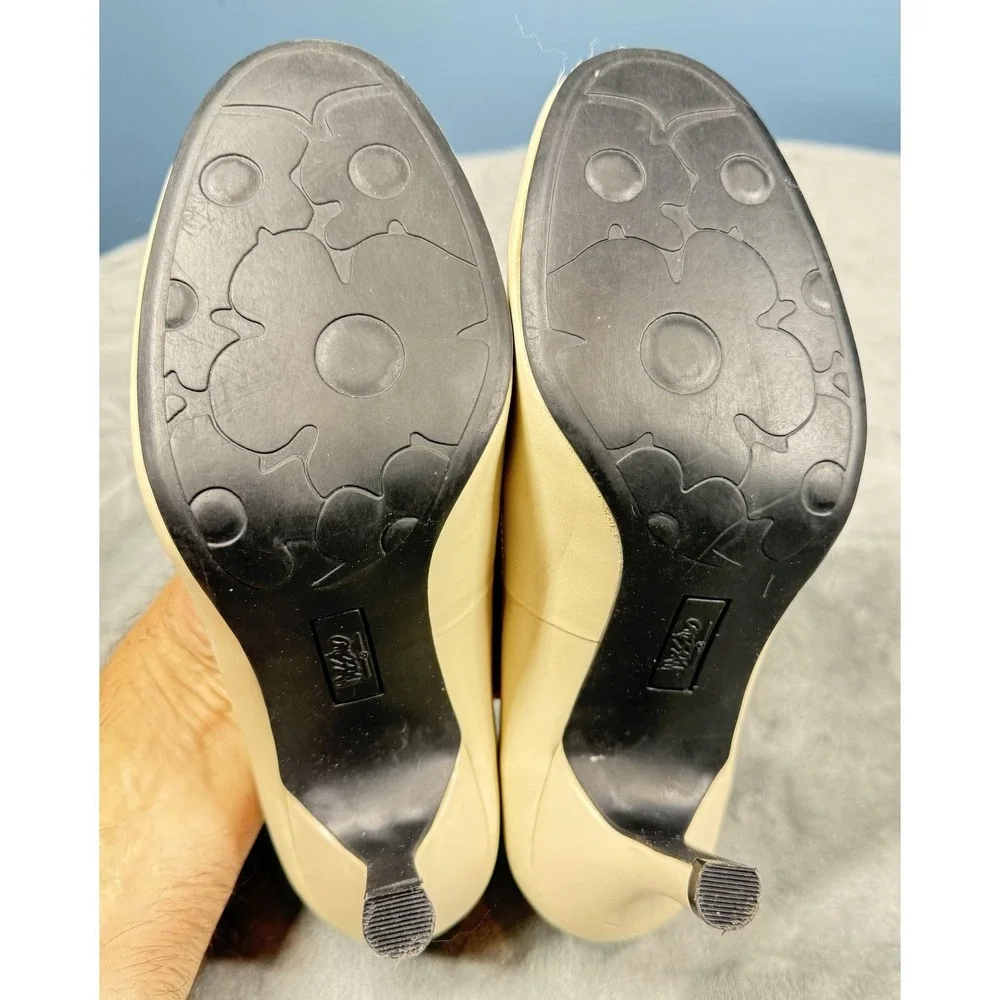 Mossimo Shoes Womens Size 7.5 Beige Leather Eyelet‎ Trim Round Toe Pumps Dress
